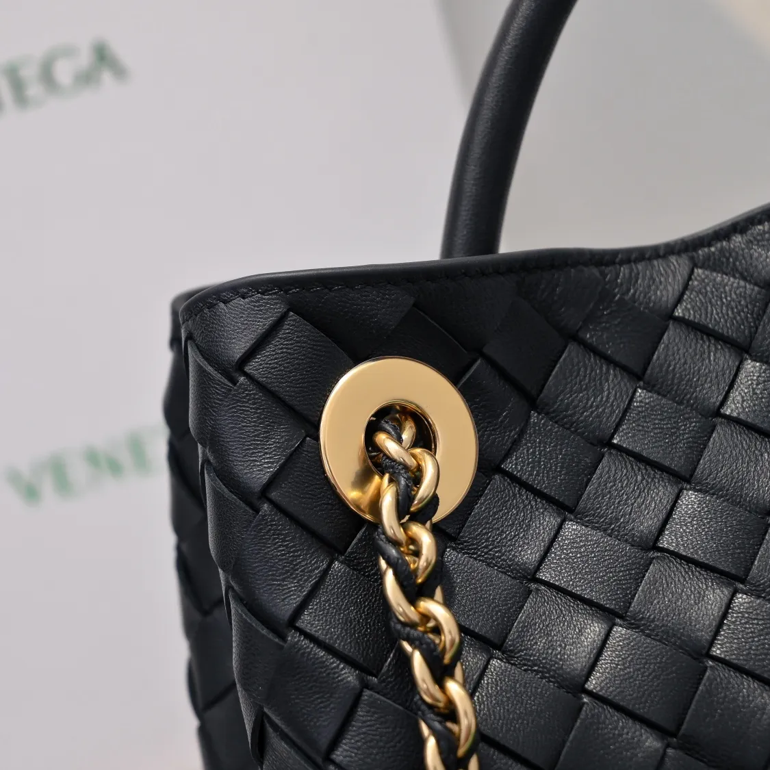 Batch 2460 BOTTEGA VENETA 2024 spring and summer new small ANDIAMO chain bag is also available! 🔥🔥I believe many friends have been waiting for a long time. The metallic chain adds a touch of sophistication to the original softness and elegance of Andiamo. The collision of classic craftsmanship and elegance creates a different kind of beauty. Style number: 6009 Size: 32*24*12cm